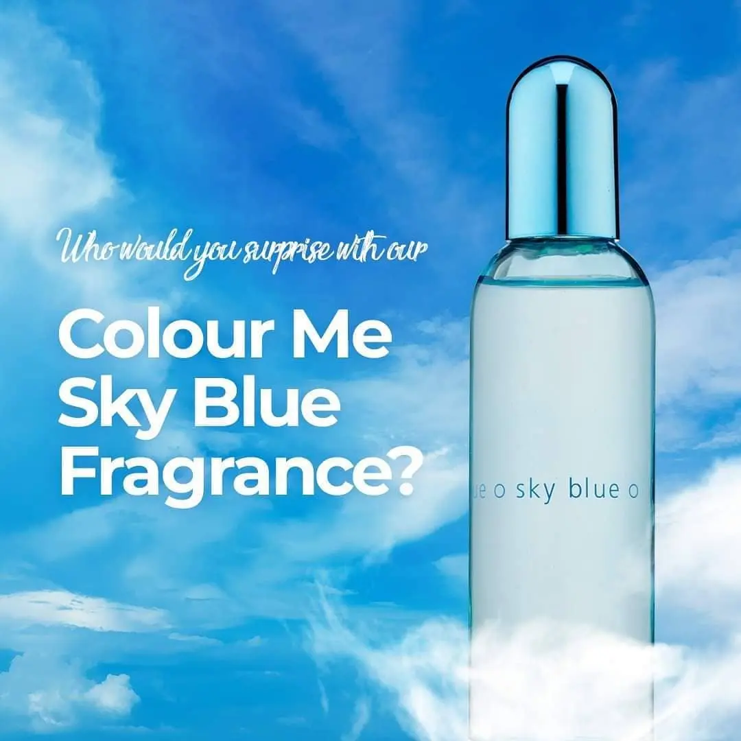 Flacon de parfum transparent sur fond de ciel bleu.