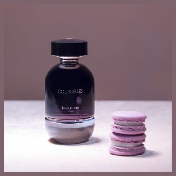 Flacon de parfum COURCHELLES et macarons violets.