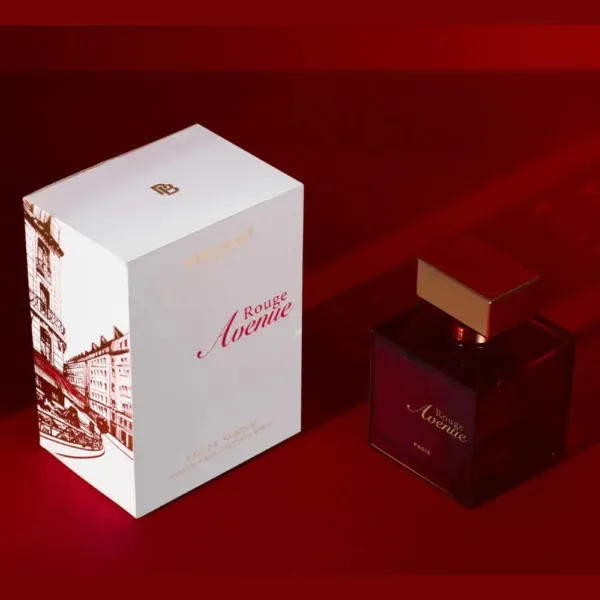 Parfum Rouge Avenue avec flacon rouge sombre et emballage illustré, évoquant un luxe discret et raffiné.