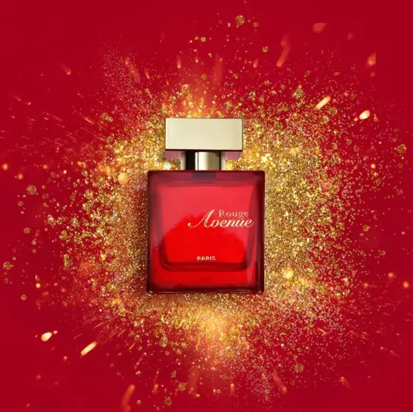 Flacon de parfum Rouge Avenue sur fond rouge pétillant, évoquant luxe et sophistication.