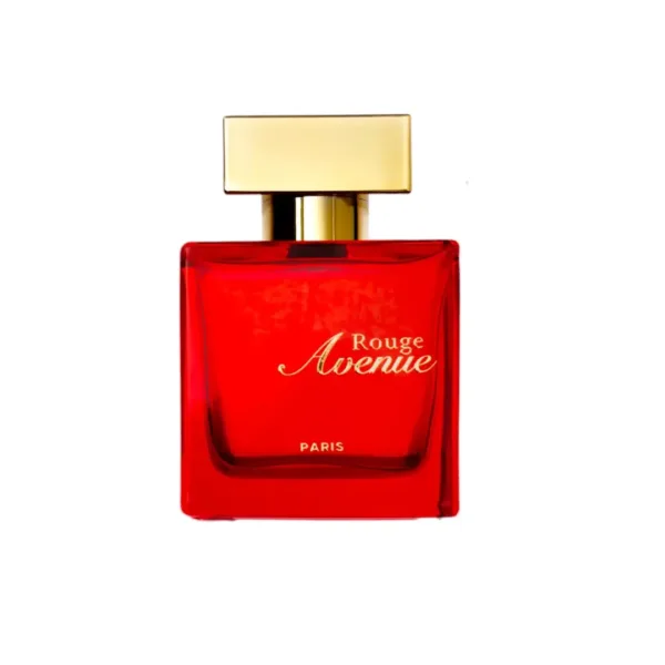 Flacon de parfum Rouge Avenue unisexe, verre rouge translucide, étiquette dorée, évoquant une fragrance audacieuse et moderne.