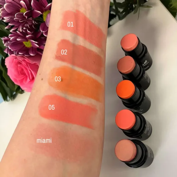 Les blush sticks Miami : la façon parfaite d'ajouter une touche de couleur à vos joues."