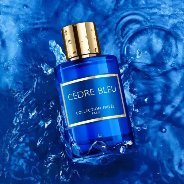 Flacon de parfum bleu “CÈDRE BLEU” dans l’eau