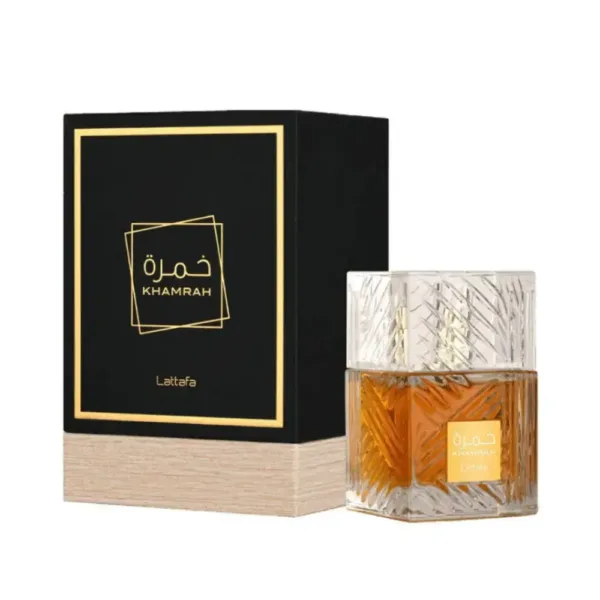 Parfum unisexe KAMRAH de Lattafa, flacon texturé avec base en bois et emballage noir et or.