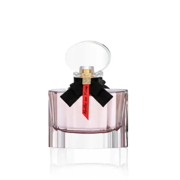 “Flacon de parfum rose avec nœud noir et texte rouge.”