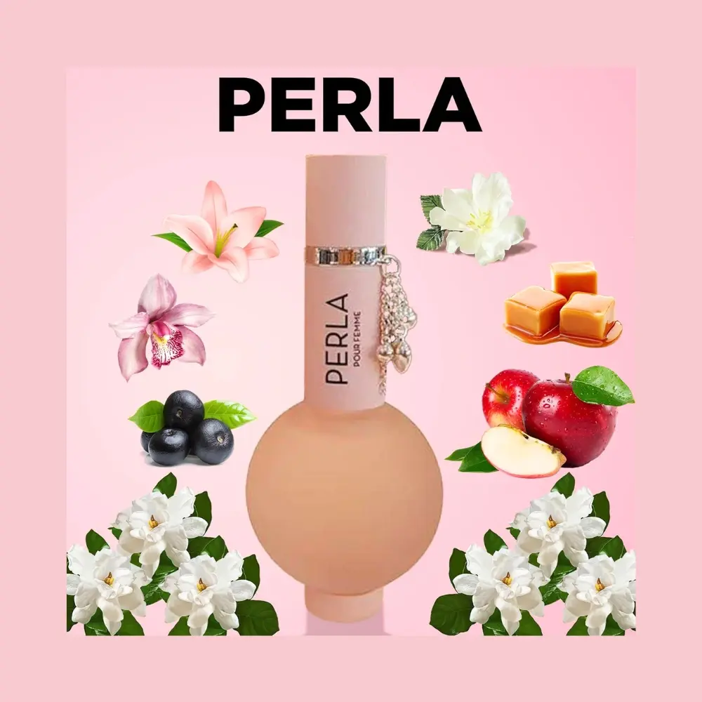 Flacon de parfum Perla avec des fleurs de jasmin, orchidée, caramel, pomme rouge et baies autour, sur fond rose.