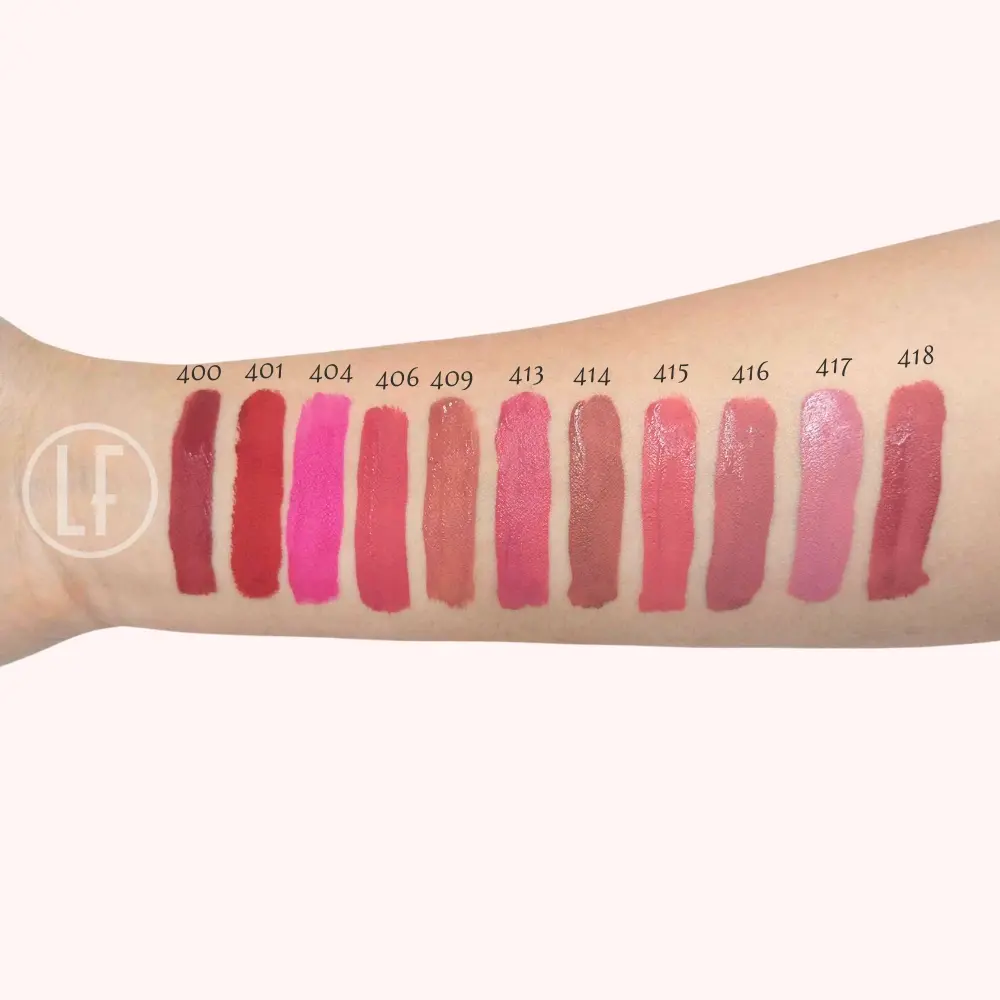 Nuancier de gloss à lèvres sur un avant-bras, avec des teintes numérotées de 400 à 418.