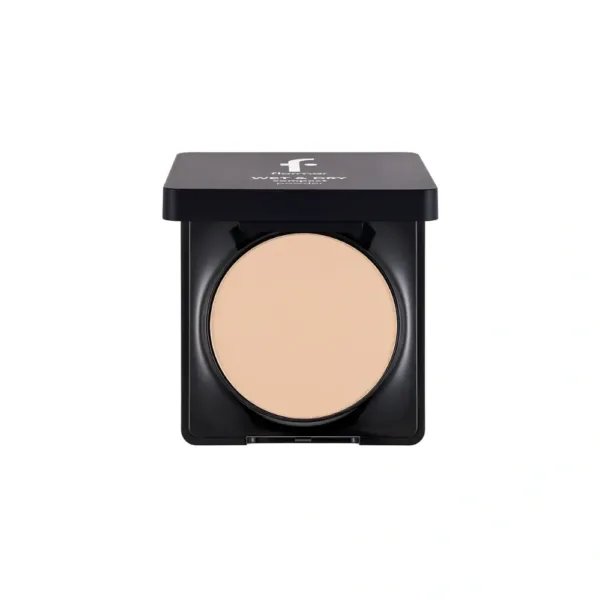 L'image montre une poudre compacte de la marque Flormar. Le produit est présenté dans un boîtier noir avec un couvercle ouvert, révélant la poudre de couleur beige à l'intérieur. Le nom du produit est "Poudre compacte Wet & Dry Flormar".